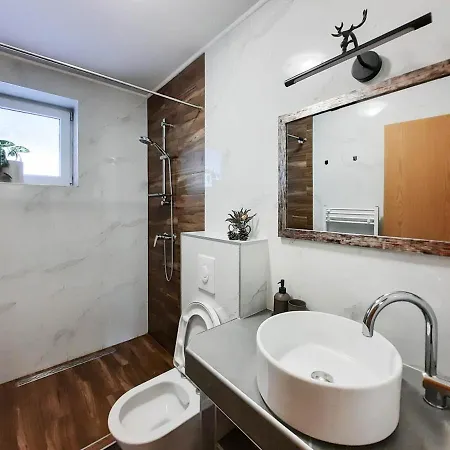 Deerwood-2-storey Garden With Castle View Balcony