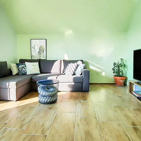 Deerwood-2-storey Garden With Castle View Balcony