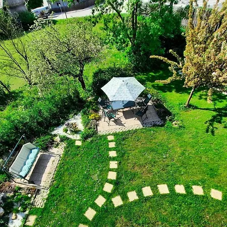 Deerwood-2-storey Garden With Castle View Balcony Apartment