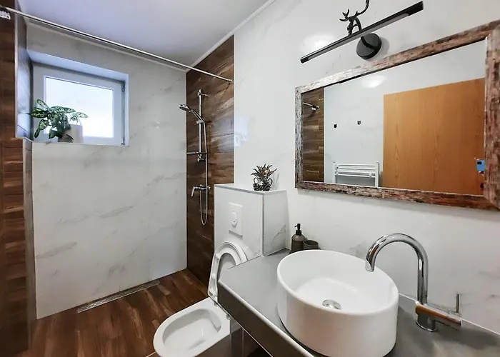 Deerwood-2-storey Garden With Castle View Balcony