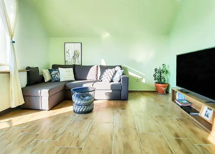 Deerwood-2-storey Garden With Castle View Balcony