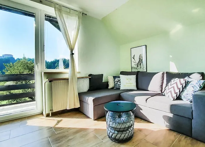 Deerwood-2-storey Garden With Castle View Balcony דירה בלד