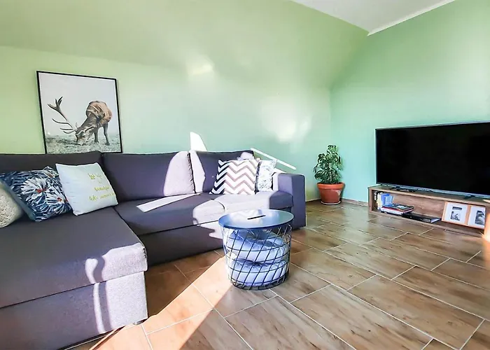 Deerwood-2-storey Garden With Castle View Balcony בלד