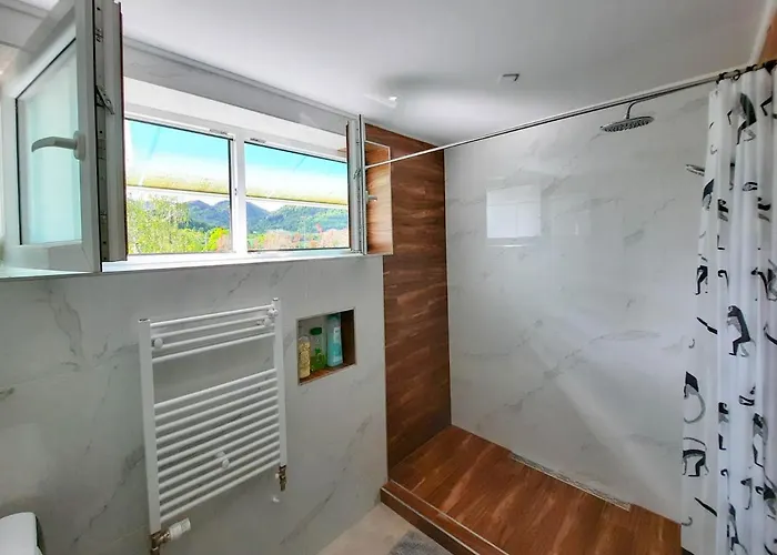 Deerwood-2-storey Garden With Castle View Balcony בלד