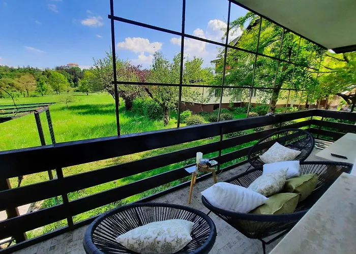 Deerwood-2-storey Garden With Castle View Balcony * בלד