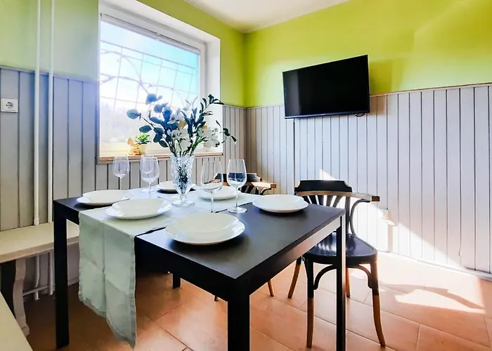 Deerwood-2-storey Garden With Castle View Balcony דירה בלד