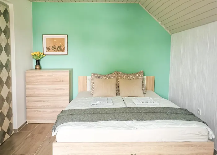 Deerwood-2-storey Garden With Castle View Balcony דירה בלד