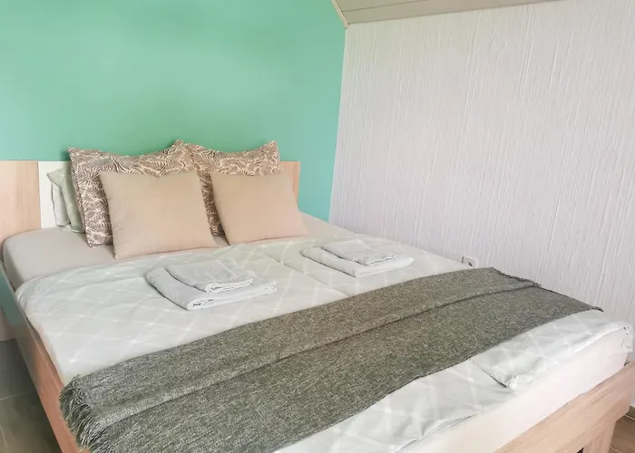 Deerwood-2-storey Garden With Castle View Balcony בלד