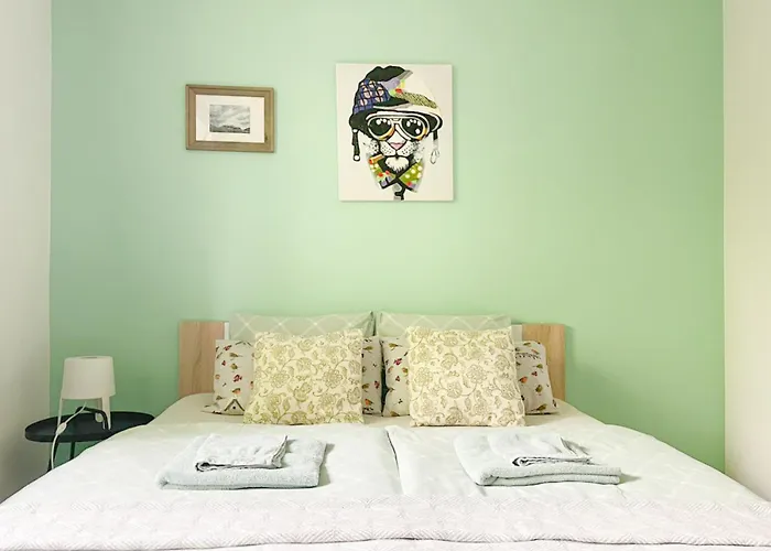 Deerwood-2-storey Garden With Castle View Balcony *