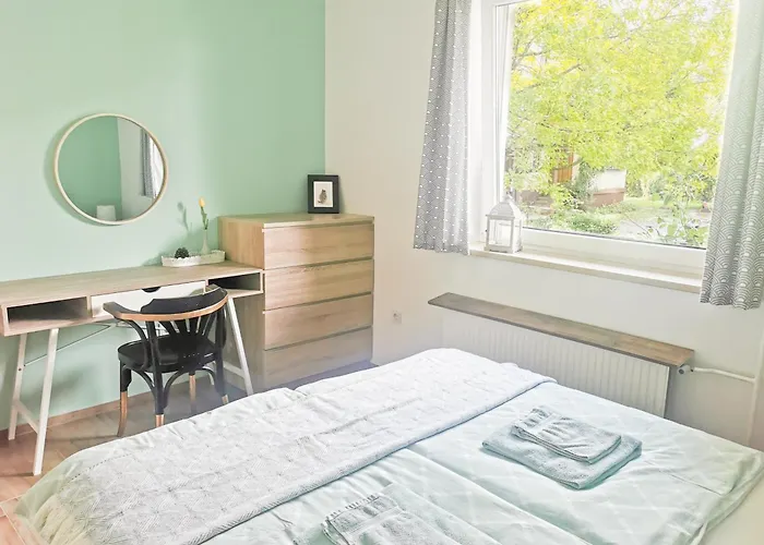 Deerwood-2-storey Garden With Castle View Balcony